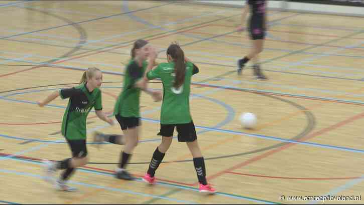 Almere - Zaalvoetbaltoernooi Wintercup ook in afgeslankte vorm traditie: 'Fantastisch dat het nog bestaat'