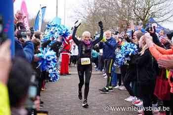 42 kilometer lopen, eten, slapen, werken, herhalen… een jaar lang: Hilde (55) loopt laatste marathon uit en zet waanzinnig record neer