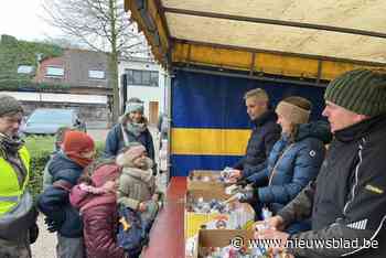 Nieuwjaarszangers krijgen snoep bij feestcomité