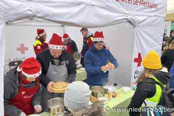 Nieuwjaarszangers krijgen drank en hapjes op Kerkplein