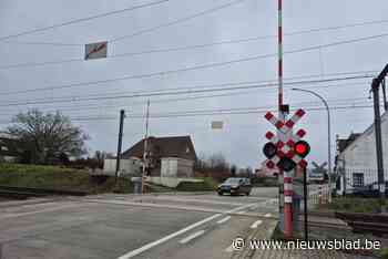 Vlaams minister-president Matthias Diependaele belt hulpdiensten bij storing  overweg