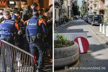Groep jongeren probeert kerstboom in brand te steken en gooit vuurwerk naar politie: acht personen opgepakt