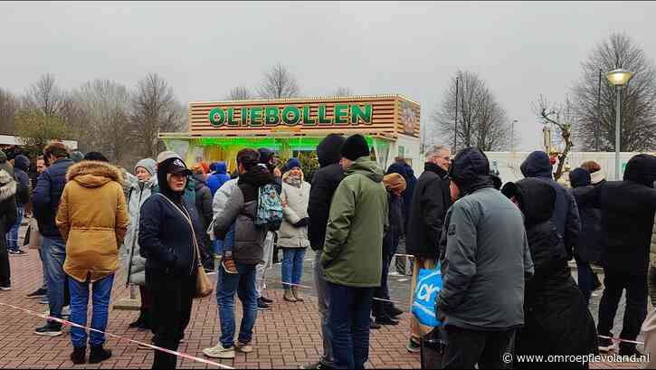 Almere - Almeerders moesten ruim 2 uur wachten bij populaire oliebollenkraam