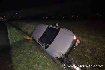 Wagen overkop en in gracht