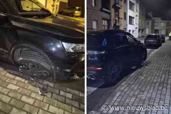 Bestuurder vlucht met meer dan 200 km/u weg van politiecontrole en crasht tegen geparkeerde auto: politie spoort verdachte op