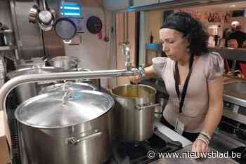 Vrijwilligers in de weer op oudejaarsfeest voor dak- en thuislozen: “Belangrijk om voeling te krijgen met ander stukje van de maatschappij”