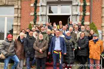 Burgemeester Moerbeke overhandigt sleutels gemeentehuis aan Lokerse collega daags voor fusie: “Laat dit vooral geen triest moment zijn”