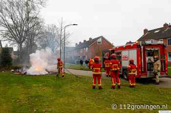 Brandweer Leek blust afval brand aan de Wethouder Iwe Hutstraat in Leek