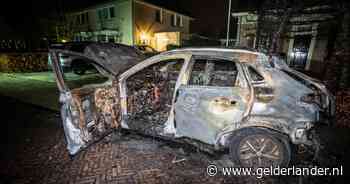 Geparkeerde elektrische auto gaat in vlammen op na keiharde knal. 'In ons kozijn zaten zelfs scherven’