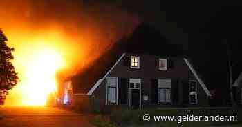 Vlammenzee in woonboerderij met rieten dak: vuur verspreidt snel door harde wind
