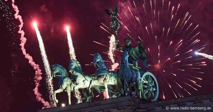 Berlin begrüßt mit Höhenfeuerwerk neues Jahr