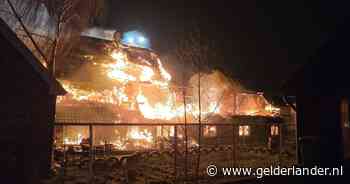 Vlammenzee verwoest monumentale (net verbouwde) woonboerderij met rieten dak: buurpanden behouden