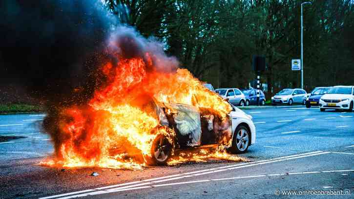 Auto in brand door botsing, omstanders redden inzittenden