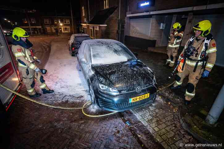 Autobrand vermoedelijk aangestoken, omstanders beginnen brand te blussen