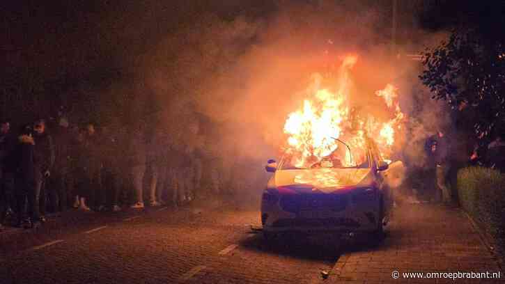 Politieauto in brand gestoken in Veen, ME veegt beruchte kruising leeg