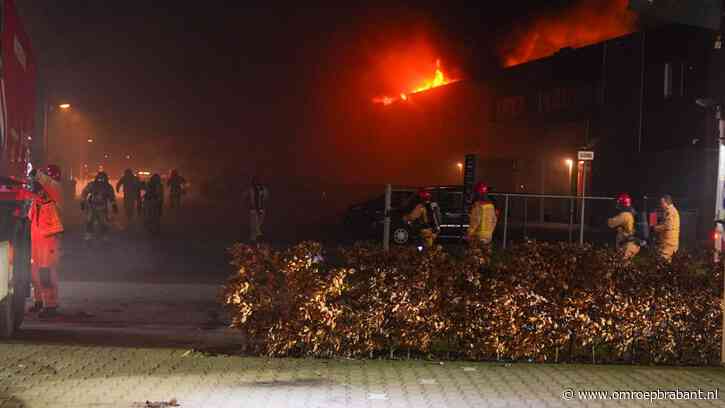 Zeer grote brand: brandweer hoopt dat bedrijf tocht te redden valt