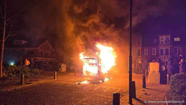 Aanhoudingen Veen: politiewagen en acht andere auto's in brand gestoken