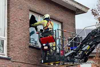 Glas van ramen kraakpand waait op voetpad en weg, wellicht vandalisme