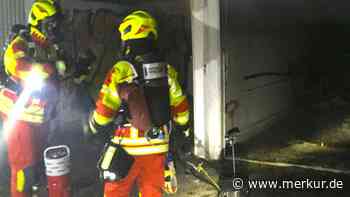 Silvesternacht: Carport und Container brennen