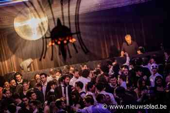 In een uitverkocht De Casino zetten 1.200 feestvierders 2025 feestelijk in