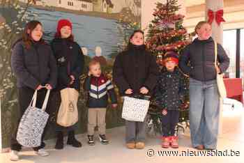 IN BEELD. Nieuwjaarszangers en Gemeentelijk Feestcomité begeleiden Borsbeek al zingend van gemeente naar district