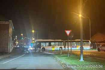 Draaimanoeuvre met feestbus loopt niet zoals gepland