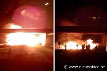 Politie zoekt getuigen na ontploffing grote vuurwerkbom aan brug in Izegem