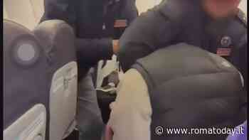 La denuncia del calciatore Omeonga: "Trascinato giù dall'aereo e picchiato dalla polizia"