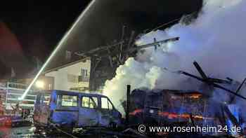 Landwirtschaftliches Anwesen bei München in Vollbrand: Auch Oldtimer fackeln ab
