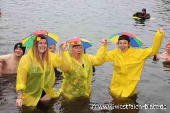 Mutige stürzen sich ins kühle Nass