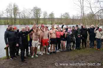 Neujahrsschwimmen in Brakel: Anbaden im See bei Wind und 5 Grad