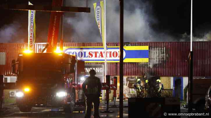 Grote brand bouwmarkt verwoest kantoor en magazijn