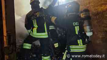 Notte di fuoco a Civitavecchia: container in fiamme. Danneggiato un bar