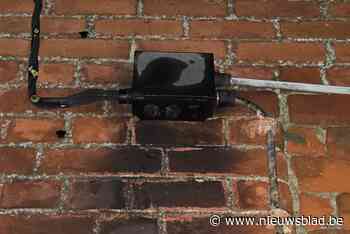 Elektriciteitskast aan gevel woning brandt uit