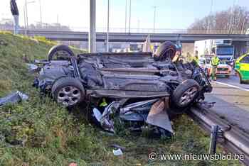 Auto gaat overkop op Brusselse Ring: zwaargewonde bestuurder door brandweer bevrijd