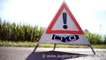 Auto schleudert gegen Baum: Beifahrerin wird bei Unfall verletzt