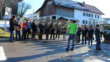 Mit musikalischen Neujahrsgrüßen durch Apfeldorf und Asch