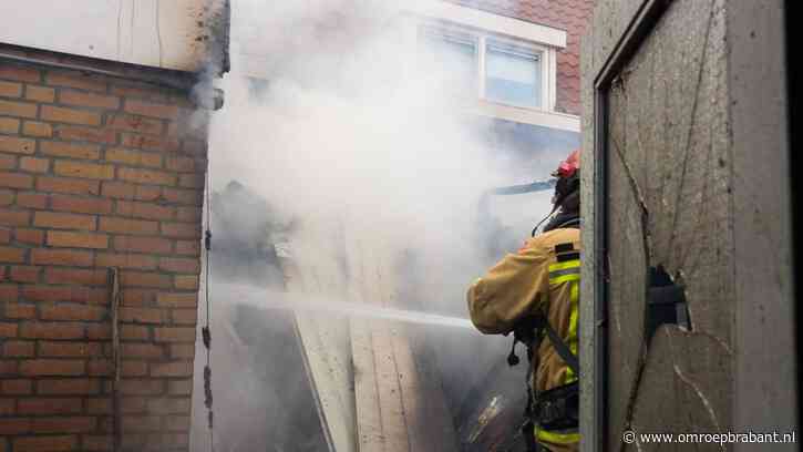 Woningbrand nadat vuurwerk op plat dak van aanbouw belandt
