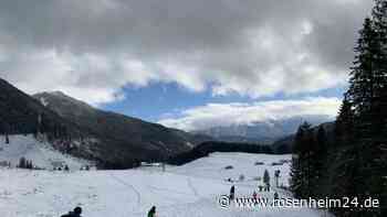 Bergwacht in Oberbayern im Einsatz: Skifahrerin (39) bei Unfall mit Snowboarder am Knie verletzt