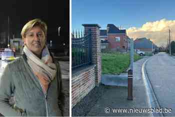 Gemeente grijpt in nadat bewoner omheining haaks op voetpad plaatst: “Dit heeft totaal geen nut”