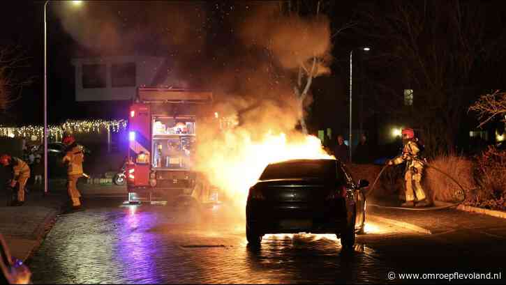 Noordoostpolder - Auto verwoest door brand in Tollebeek