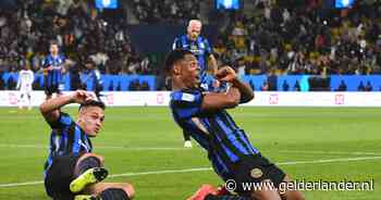 Acrobatisch hoogstandje en poeier Dumfries helpen Inter voorbij De Roon en Atalanta