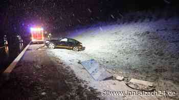 Autofahrer (34) überschlägt sich mit PS-starkem Mercedes auf A94 bei Dorfen