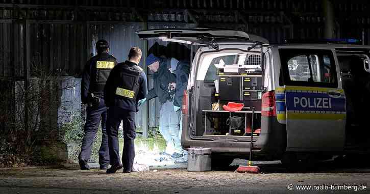 Detonation an Zaun von Polizeigebäude – Zwei Beamte verletzt