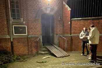 Wie vernielde in oudjaarsnacht deur van kerk Beerse? Politie vraagt zo veel mogelijk beelden van vuurwerk op