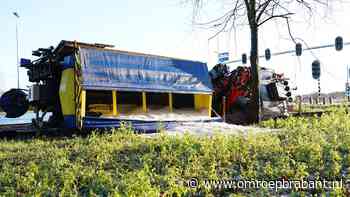 Strooiwagen glijdt uit en eindigt op z'n kant