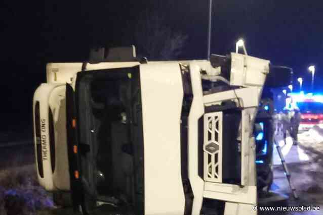 Vrachtwagen kantelt bij uitrijden Kmo-zone Rosteyne