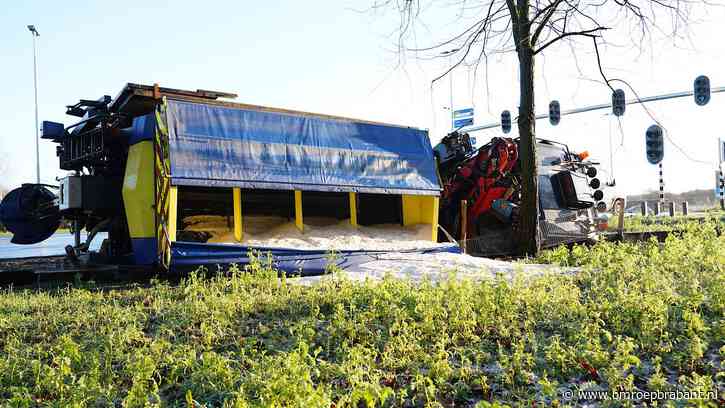 Glad ochtendje: zelfs de strooiwagen gaat onderuit