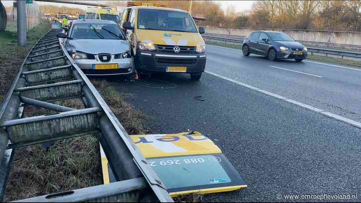 Almere - Almeerder (27) ramt voertuigen ANWB en Rijkswaterstaat op snelweg