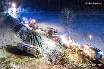 Mit Insassen besetzter Bus rutscht von Straße